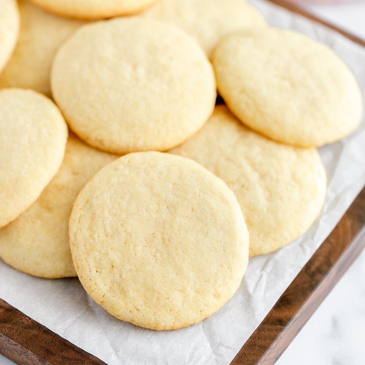 https://www.livewellbakeoften.com/wp-content/uploads/2019/12/Soft-and-Chewy-Sugar-Cookies-7.jpg